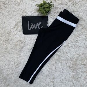 Xersion Performance Wear Fitted Capri Leggings 💗 Black & White